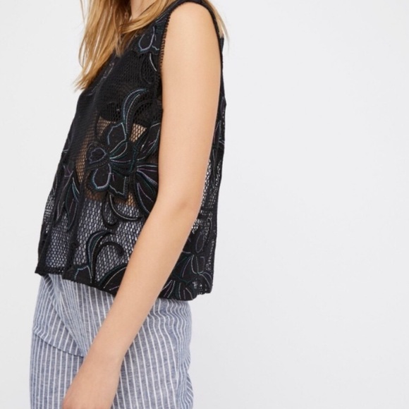 ❌SOLD❌ FREE PEOPLE Embroidered Appliqué Top - Picture 2 of 8